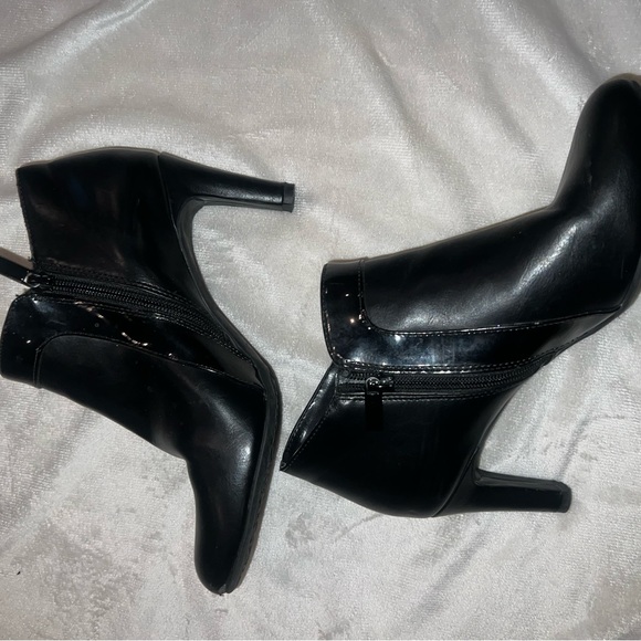 Bandolino B Flexible Black Heeled Ankle Boots… Size 8M with Zippers and Shinny - Picture 2 of 4